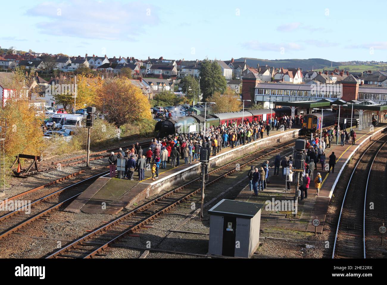 Il Flying Scotsman sulla linea costiera del Galles del Nord. Il treno a vapore ferma a Crewe, Llandudno Junction e Holyhead Wales Foto Stock