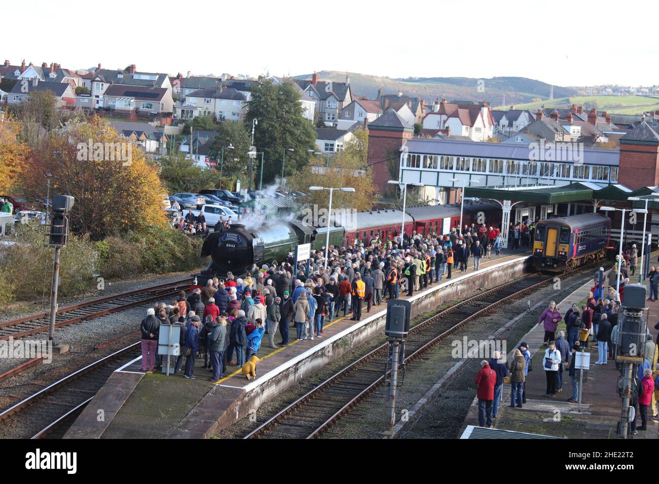Il Flying Scotsman sulla linea costiera del Galles del Nord. Il treno a vapore ferma a Crewe, Llandudno Junction e Holyhead Wales Foto Stock