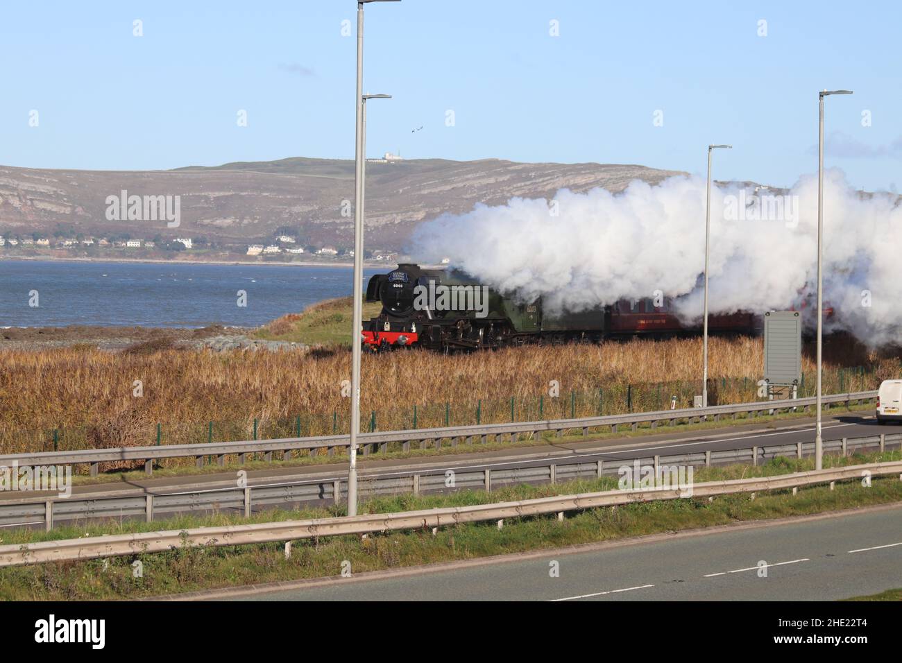 Il Flying Scotsman sulla linea costiera del Galles del Nord. Il treno a vapore ferma a Crewe, Llandudno Junction e Holyhead Wales Foto Stock