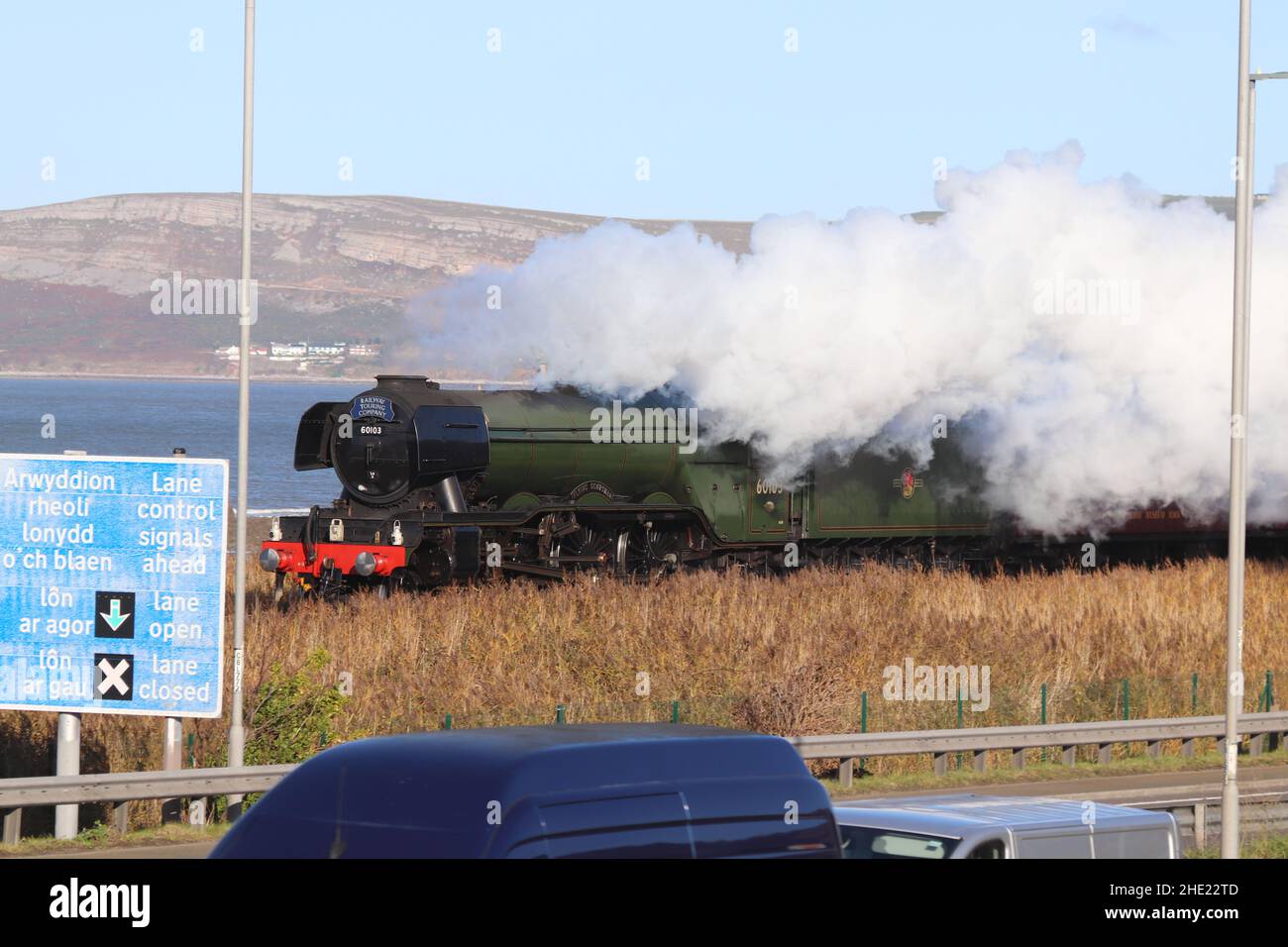 Il Flying Scotsman sulla linea costiera del Galles del Nord. Il treno a vapore ferma a Crewe, Llandudno Junction e Holyhead Wales Foto Stock