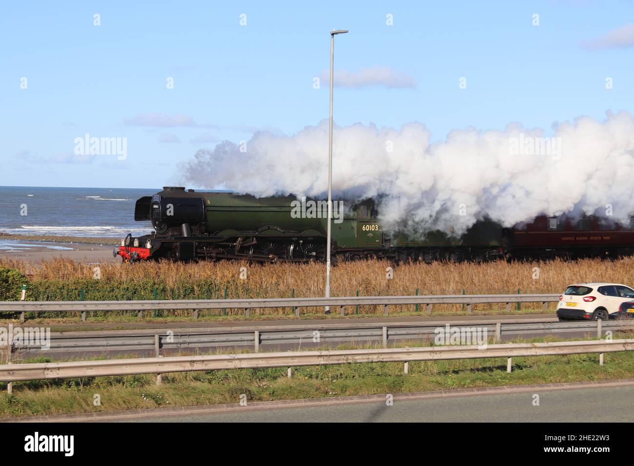 Il Flying Scotsman sulla linea costiera del Galles del Nord. Il treno a vapore ferma a Crewe, Llandudno Junction e Holyhead Wales Foto Stock