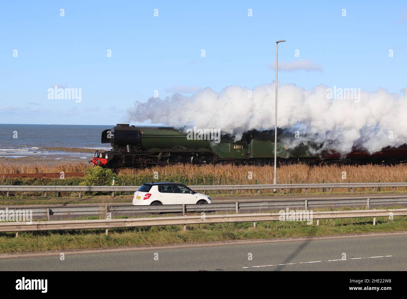 Il Flying Scotsman sulla linea costiera del Galles del Nord. Il treno a vapore ferma a Crewe, Llandudno Junction e Holyhead Wales Foto Stock