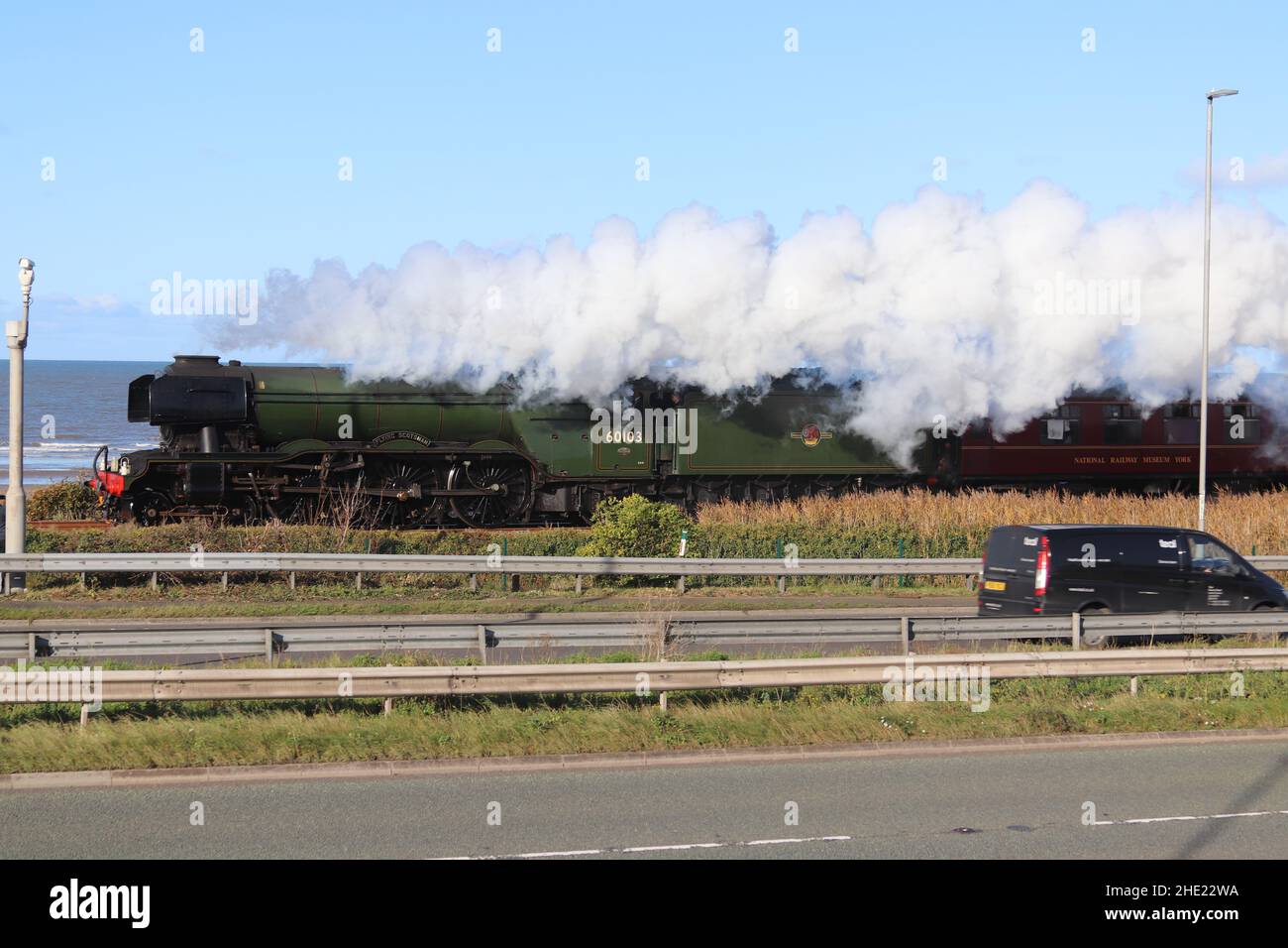 Il Flying Scotsman sulla linea costiera del Galles del Nord. Il treno a vapore ferma a Crewe, Llandudno Junction e Holyhead Wales Foto Stock