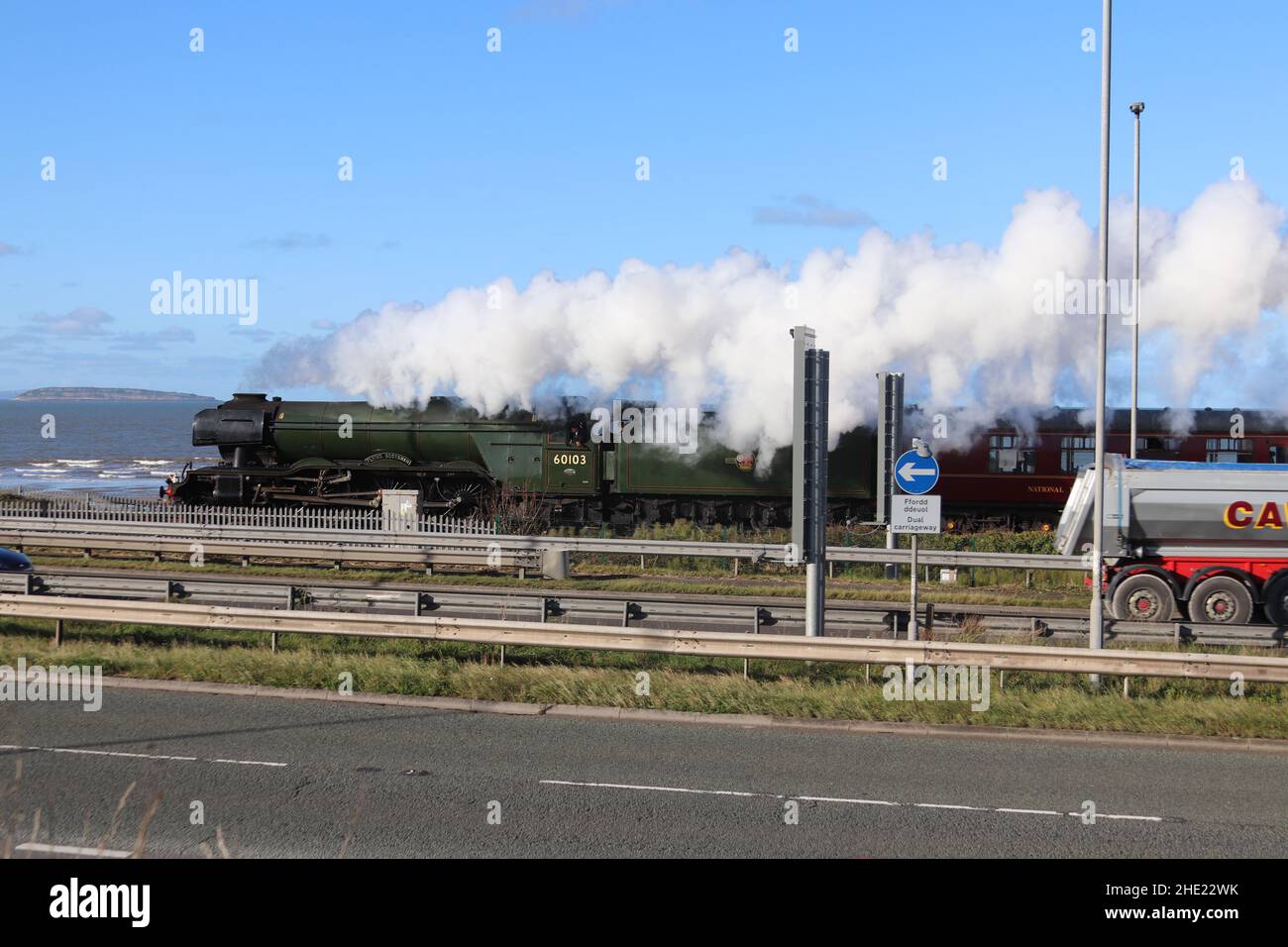 Il Flying Scotsman sulla linea costiera del Galles del Nord. Il treno a vapore ferma a Crewe, Llandudno Junction e Holyhead Wales Foto Stock