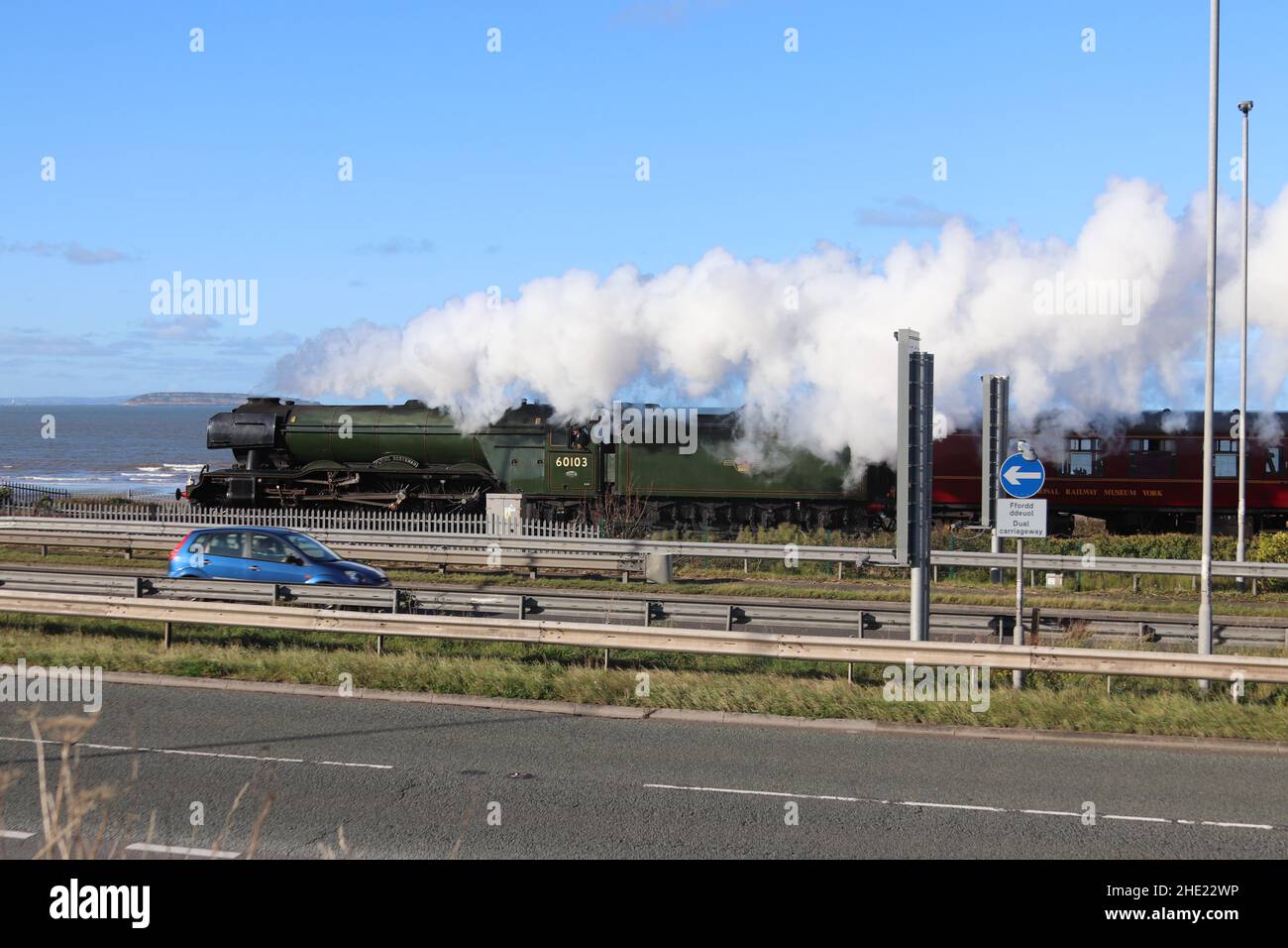 Il Flying Scotsman sulla linea costiera del Galles del Nord. Il treno a vapore ferma a Crewe, Llandudno Junction e Holyhead Wales Foto Stock