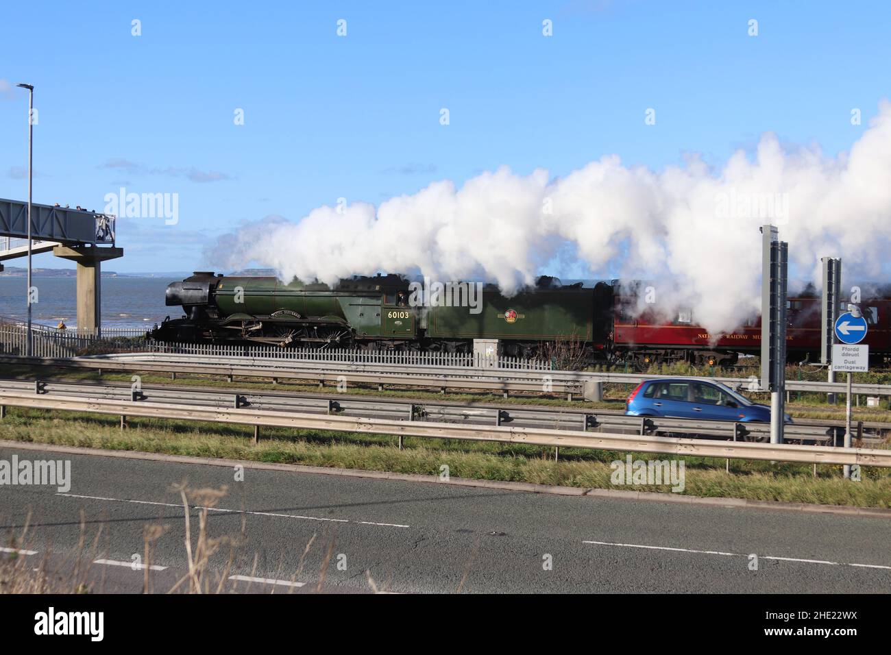 Il Flying Scotsman sulla linea costiera del Galles del Nord. Il treno a vapore ferma a Crewe, Llandudno Junction e Holyhead Wales Foto Stock