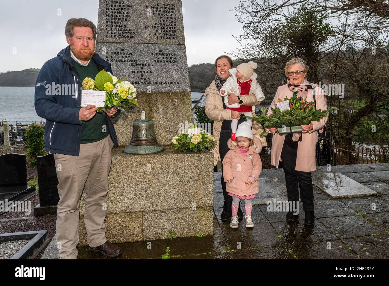 Bantry, West Cork, Irlanda. 8th Jan 2022. Oggi è il 43rd anniversario del disastro di Whiddy Island quando la petroliera, M.V. Betelgeuse, prese fuoco mentre stava scaricando il suo carico di petrolio greggio al terminale del petrolio di Whiddy Island. Il disastro alla fine ha causato la morte di 51 persone. In occasione dell'anniversario di Tim Kingston, le corone sono il figlio e la figlia Michael e Nora, la moglie Mary e i figli di Nora, Anna Marie e Gracie May. Michael Kingston ha instancabilmente condotto una campagna affinché le vittime abbiano letto i certificati di morte "morte illegale". Credit: AG News/Alamy Live News Foto Stock