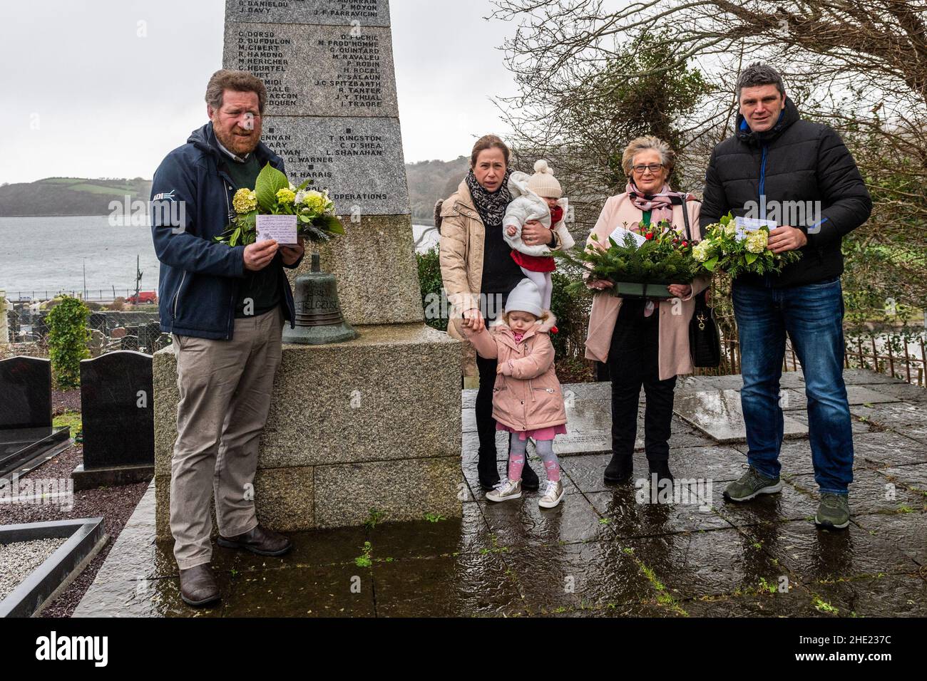 Bantry, West Cork, Irlanda. 8th Jan 2022. Oggi è il 43rd anniversario del disastro di Whiddy Island quando la petroliera, M.V. Betelgeuse, prese fuoco mentre stava scaricando il suo carico di petrolio greggio al terminale del petrolio di Whiddy Island. Il disastro alla fine ha causato la morte di 51 persone. In occasione dell'anniversario di Tim Kingston, le corone sono il figlio e la figlia Michael e Nora, la moglie Mary e i figli di Nora, Anna Marie e Gracie May. È presente anche Liam Shanahan, il cui padre è morto nel disastro lo stesso giorno della nascita di Liam. Credit: AG News/Alamy Live News Foto Stock