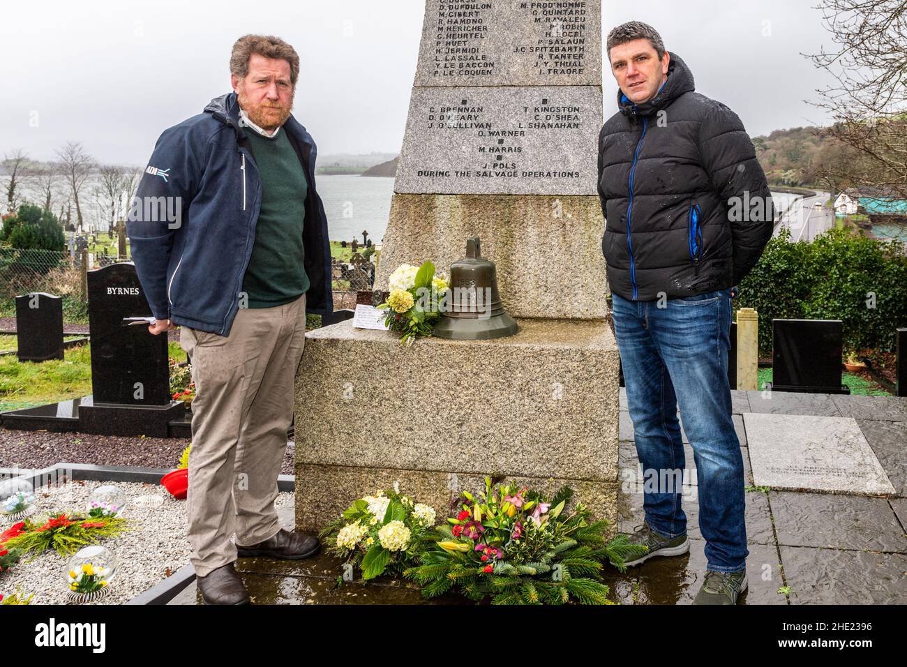 Bantry, West Cork, Irlanda. 8th Jan 2022. Oggi è il 43rd anniversario del disastro di Whiddy Island quando la petroliera, M.V. Betelgeuse, prese fuoco mentre stava scaricando il suo carico di petrolio greggio al terminale del petrolio di Whiddy Island. Il disastro alla fine ha causato la morte di 51 persone. Il figlio Michael è il figlio di Tim Kingston, che ha deposto le corone in occasione dell'anniversario. È presente anche Liam Shanahan, il cui padre è morto nel disastro lo stesso giorno della nascita di Liam. Michael Kingston ha instancabilmente condotto una campagna affinché le vittime abbiano letto i certificati di morte "morte illegale". Credit: AG News/Alamy Live News Foto Stock