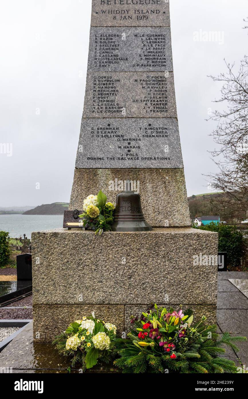 Bantry, West Cork, Irlanda. 8th Jan 2022. Oggi è il 43rd anniversario del disastro di Whiddy Island quando la petroliera, M.V. Betelgeuse, prese fuoco mentre stava scaricando il suo carico di petrolio greggio al terminale del petrolio di Whiddy Island. Il disastro alla fine ha causato la morte di 51 persone. L'avvocato marittimo e il figlio della vittima Tim Kingston, Michael Kingston, ha instancabilmente condotto una campagna per ottenere i certificati di morte delle vittime per leggere "morte illegale”. Credit: AG News/Alamy Live News Foto Stock