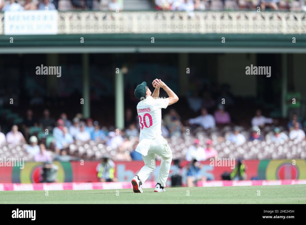 Sydney, Australia. 8th Jan 2022. 8th gennaio 2022: Sydney Cricket Ground, Sydney Australia; Ashes International test Cricket, Australia versus Inghilterra, 4th test day 4; Pat Cummins Capitano d'Australia cattura la palla e Jack Leach è out dell'Inghilterra Credit: Action Plus Sports Images/Alamy Live News Foto Stock