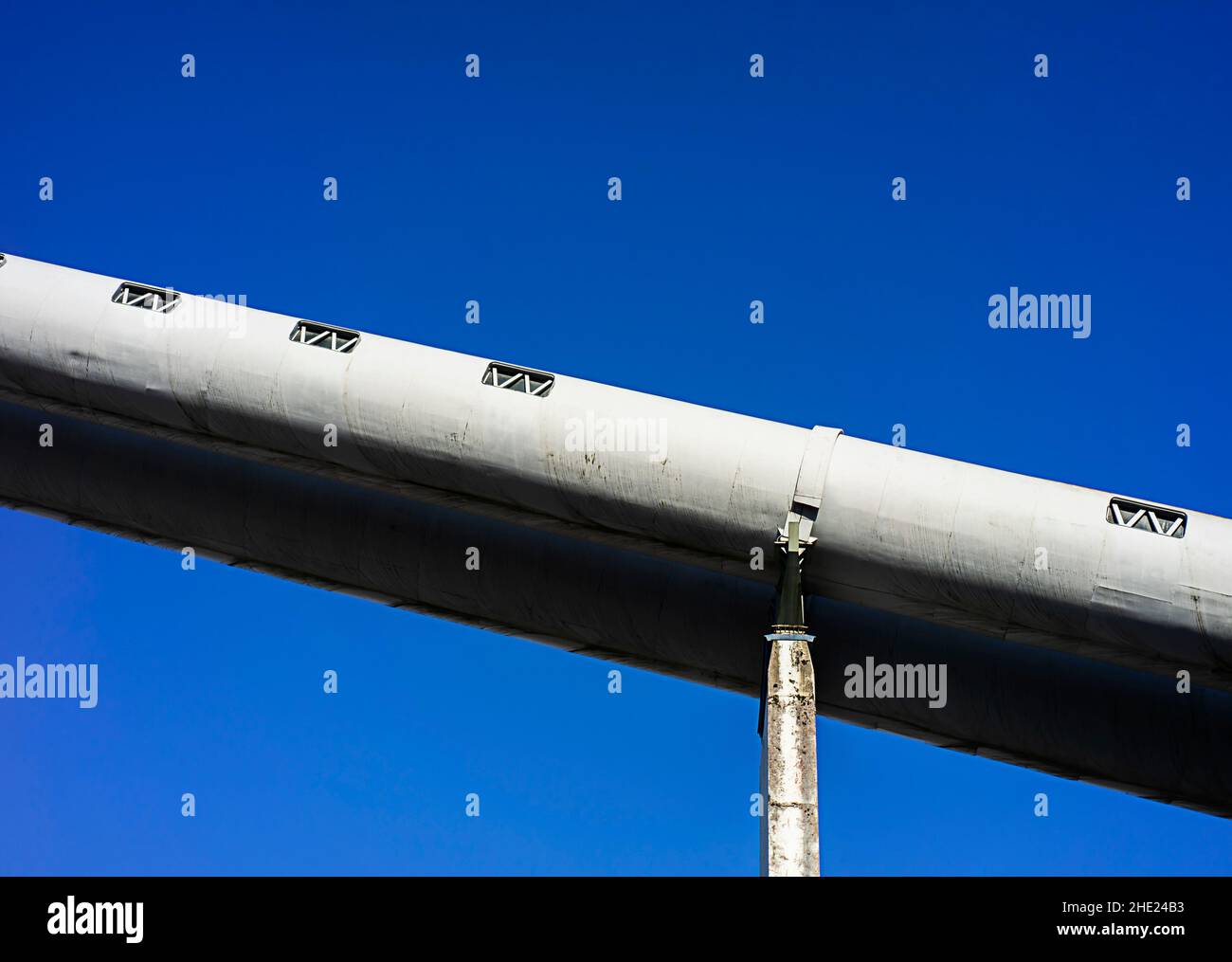 Linea di trasporto industriale delle miniere di carbone con cielo limpido. Foto Stock