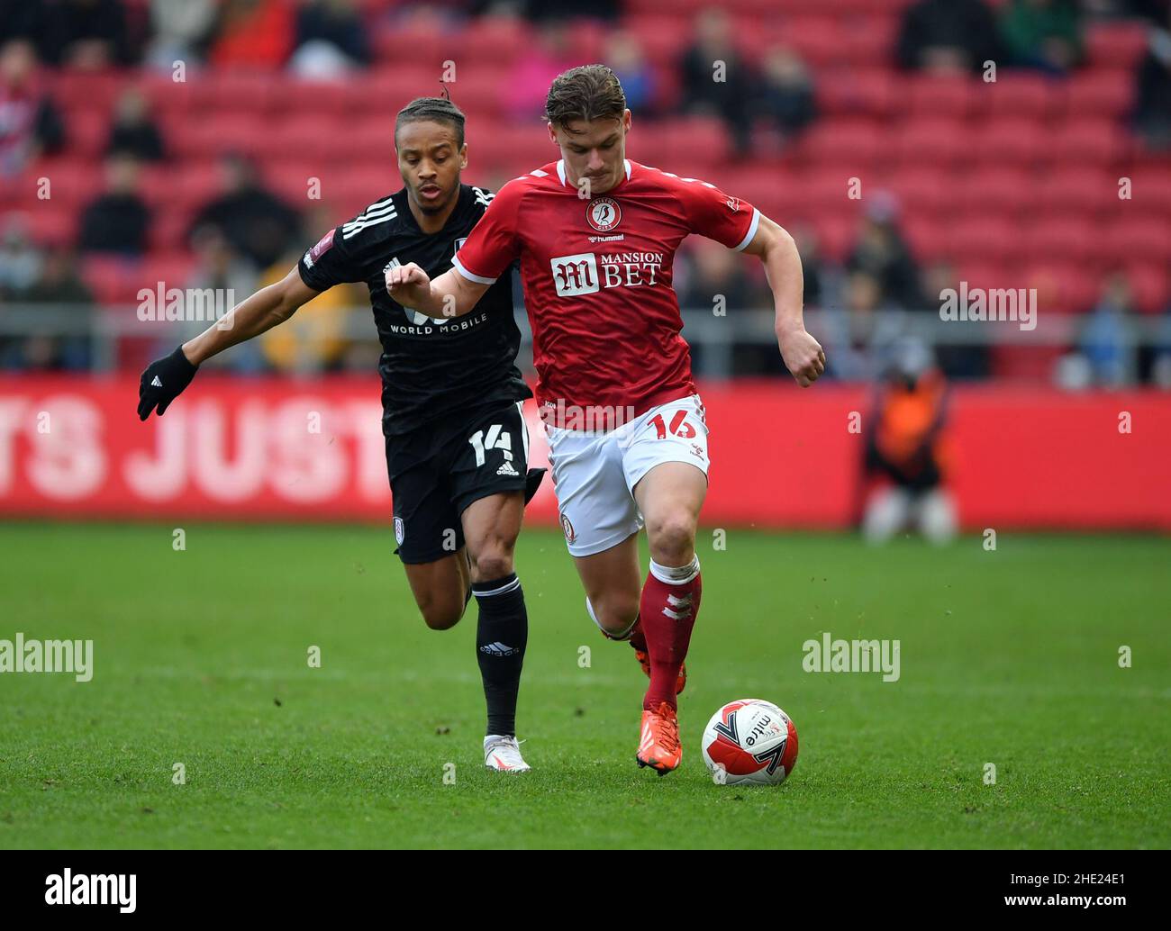 Fulham's Bobby Decordova-Reid e Cameron Pring di Bristol City (a destra) combattono per la palla durante la terza partita di Emirates fa Cup ad Ashton Gate, Bristol. Data foto: Sabato 8 gennaio 2022. Foto Stock