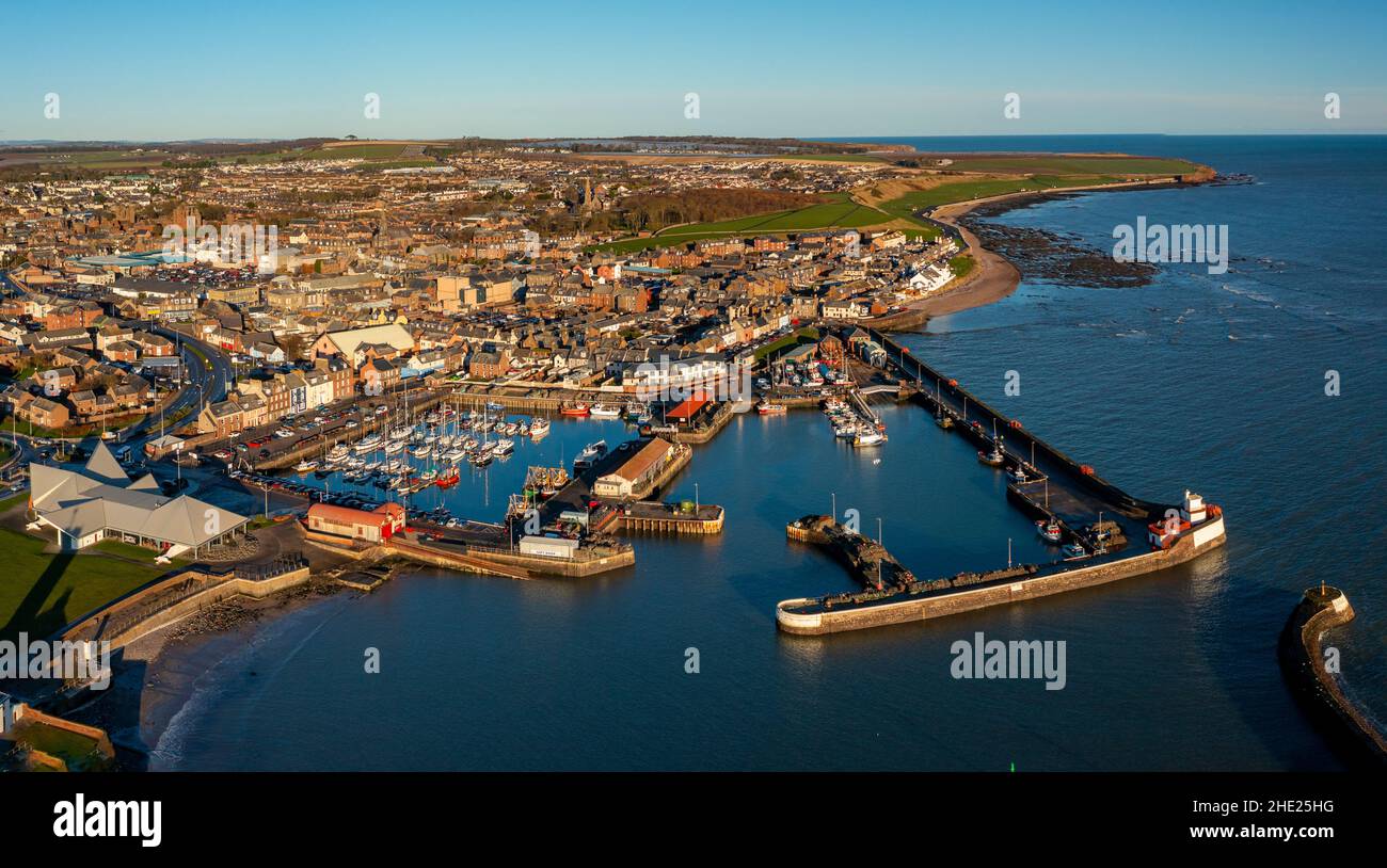 Vista aerea dal drone del porto di Arbroath ad Angus, Scozia. REGNO UNITO Foto Stock