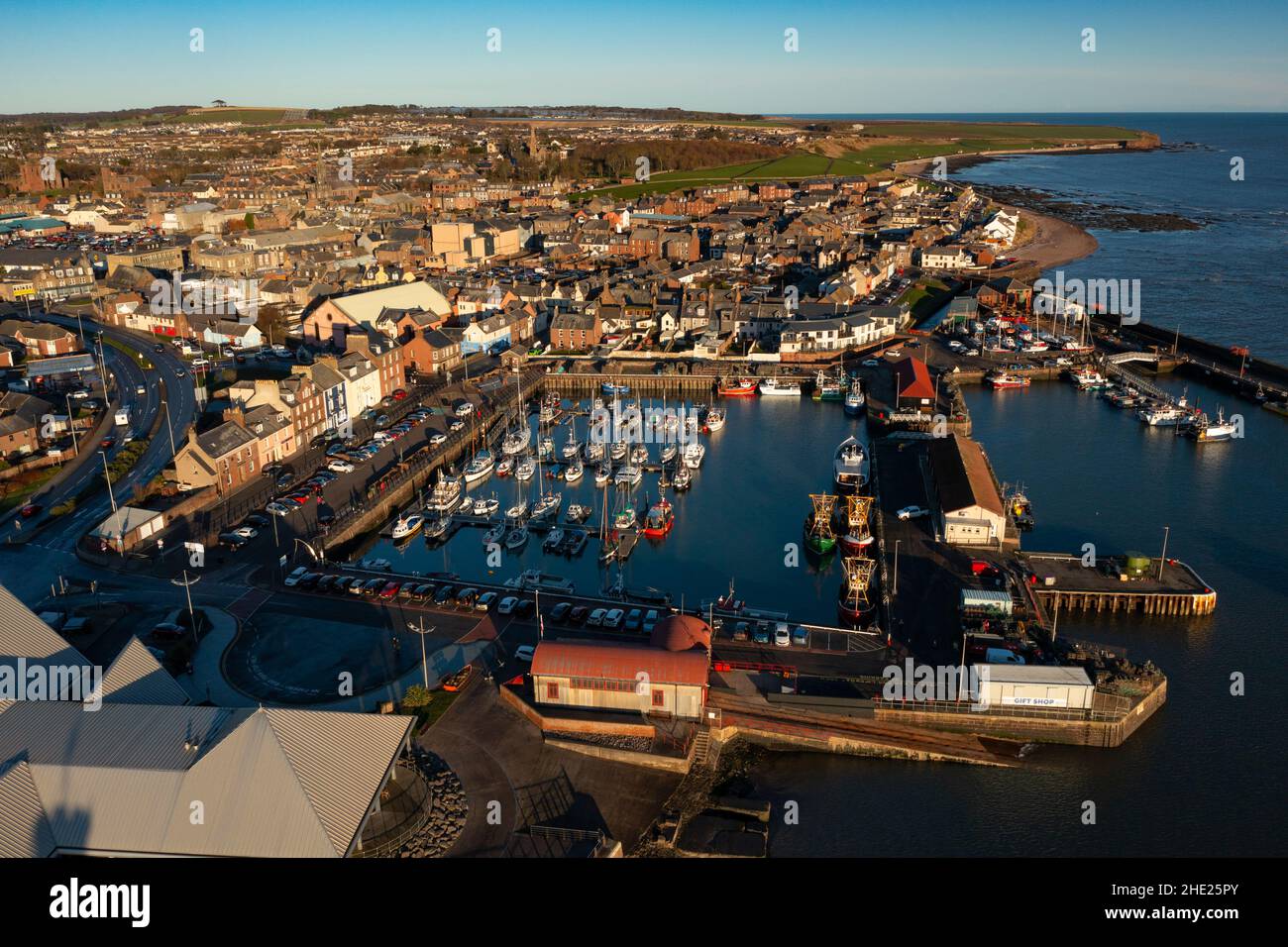 Vista aerea dal drone del porto di Arbroath ad Angus, Scozia. REGNO UNITO Foto Stock