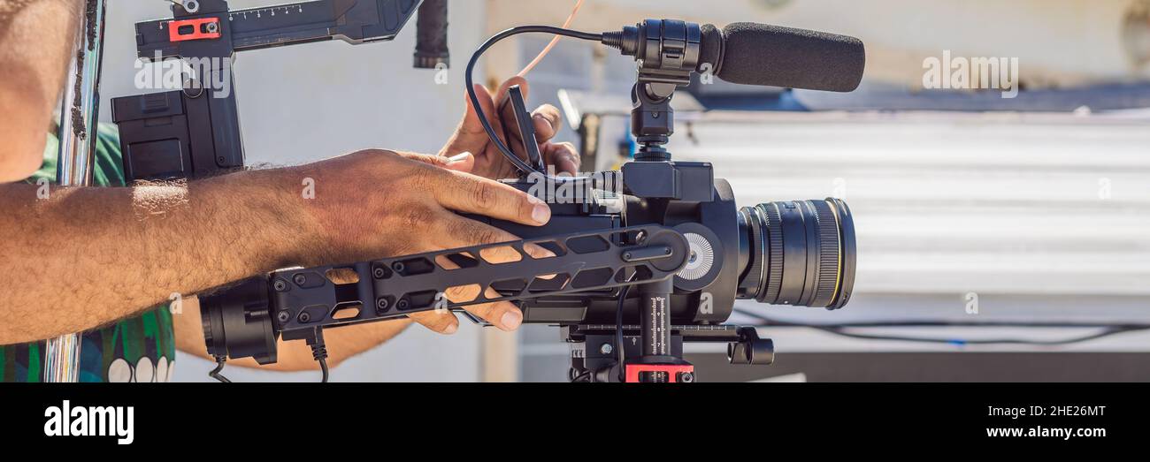 L'operatore Steadicam prepara la fotocamera e lo stabilizzatore-gimbal a 3 assi per UN BANNER di tiro commerciale, FORMATO LUNGO Foto Stock