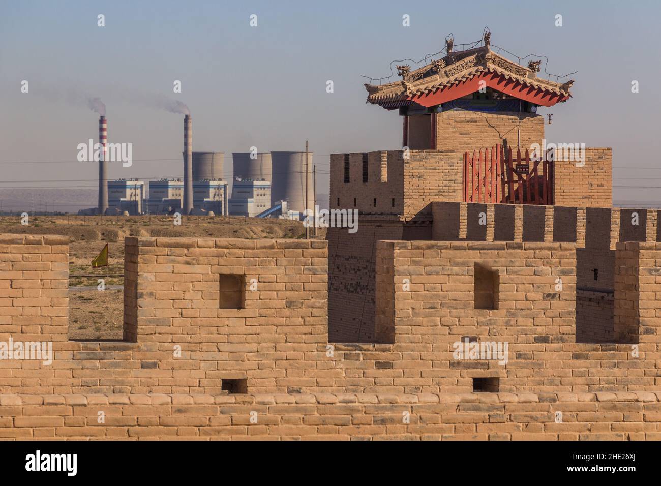 Torre del Forte Jiayuguan e una centrale elettrica, provincia di Gansu, Cina Foto Stock