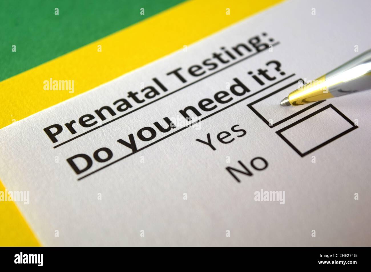 Una persona sta rispondendo alla domanda sui test prenatali. Foto Stock