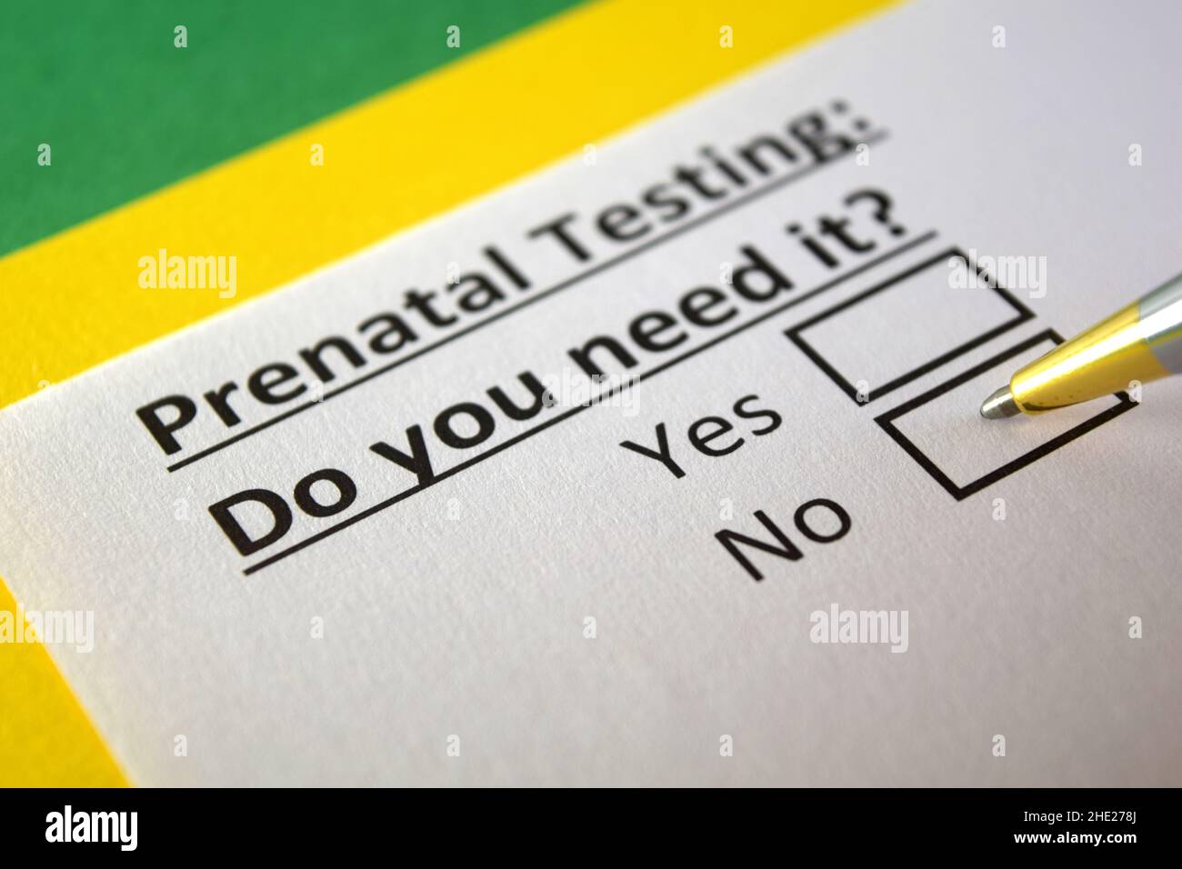 Una persona sta rispondendo alla domanda sui test prenatali. Foto Stock