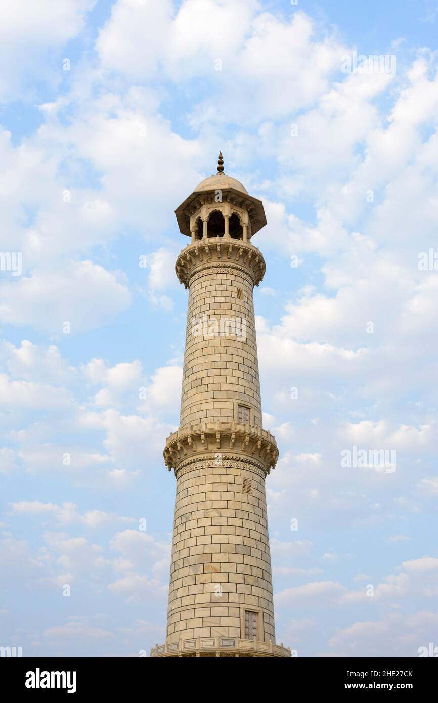 Vista ravvicinata di uno dei quattro minareti del Taj Mahal, Agra, Uttar Pradesh, India, Asia meridionale Foto Stock