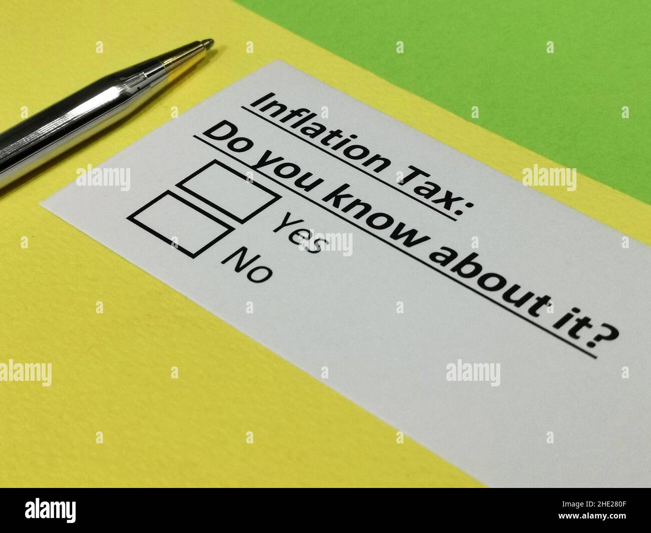 Una persona sta rispondendo alla domanda sulla tassa sull'inflazione. Foto Stock