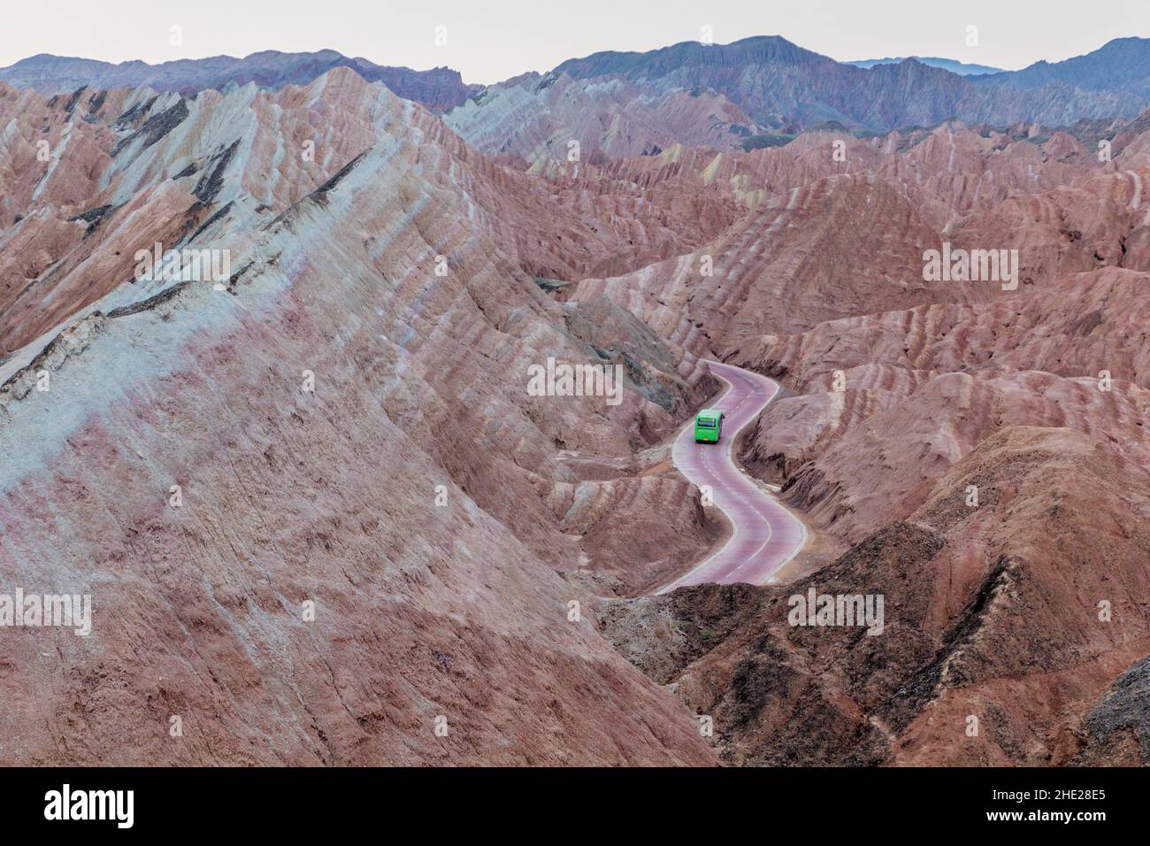 Strada attraverso le montagne arcobaleno di Zhangye Danxia National Geopark, provincia di Gansu, Cina Foto Stock