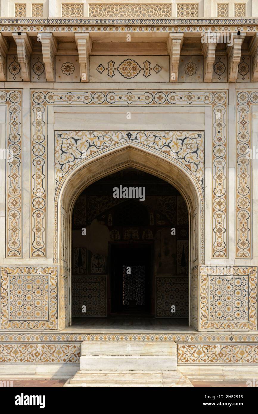 Tomba di Itmad-Ud-Daulah o Etimad-ud-Daulah in marmo bianco, Agra, Utar Pradesh, India, Asia meridionale. Conosciuto anche come il Taj del bambino o mini Taj. Foto Stock