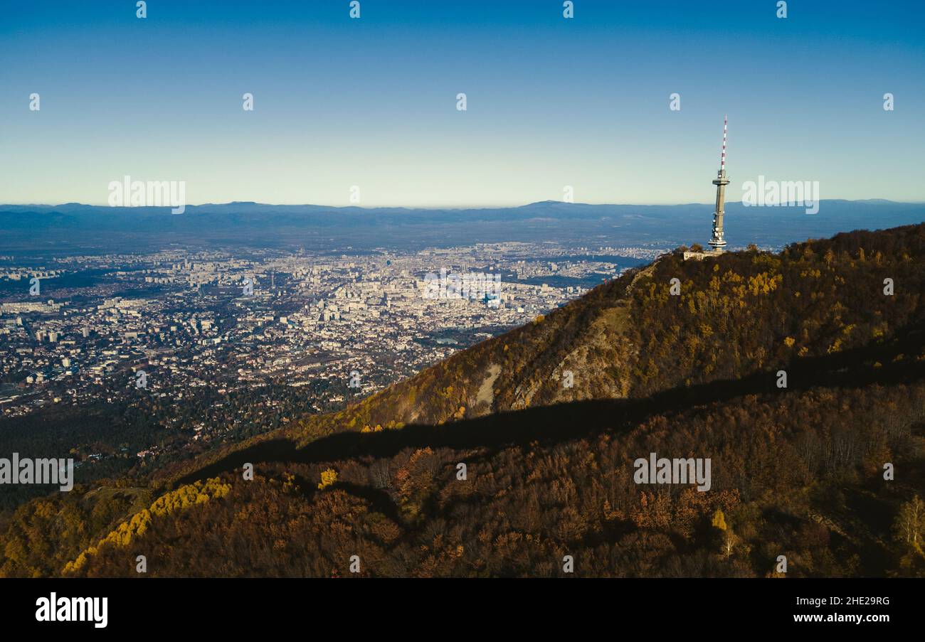 Vista aerea Autunno della torre di Kopititito, Monte Vitosha e la città di Sofia, Bulgaria. Scatto con droni mozzafiato. Cielo blu. Foto di alta qualità Foto Stock