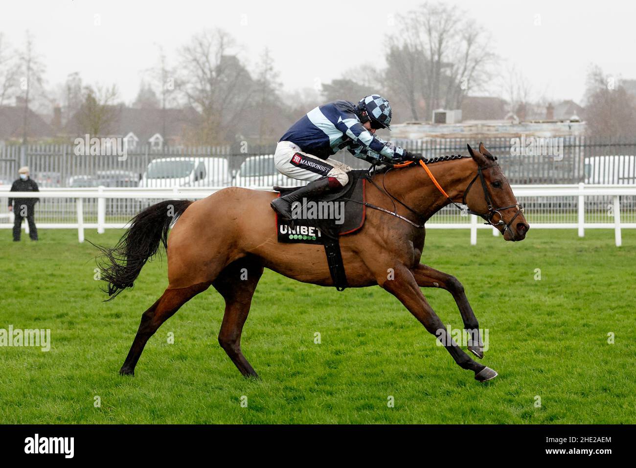 Aidan Coleman in sella a Gunsight Ridge vince l'Unibet Horserace Betting Operator of the Year handicap Chase (gara GBB) all'ippodromo di Sandown Park. Data foto: Sabato 8 gennaio 2022. Foto Stock