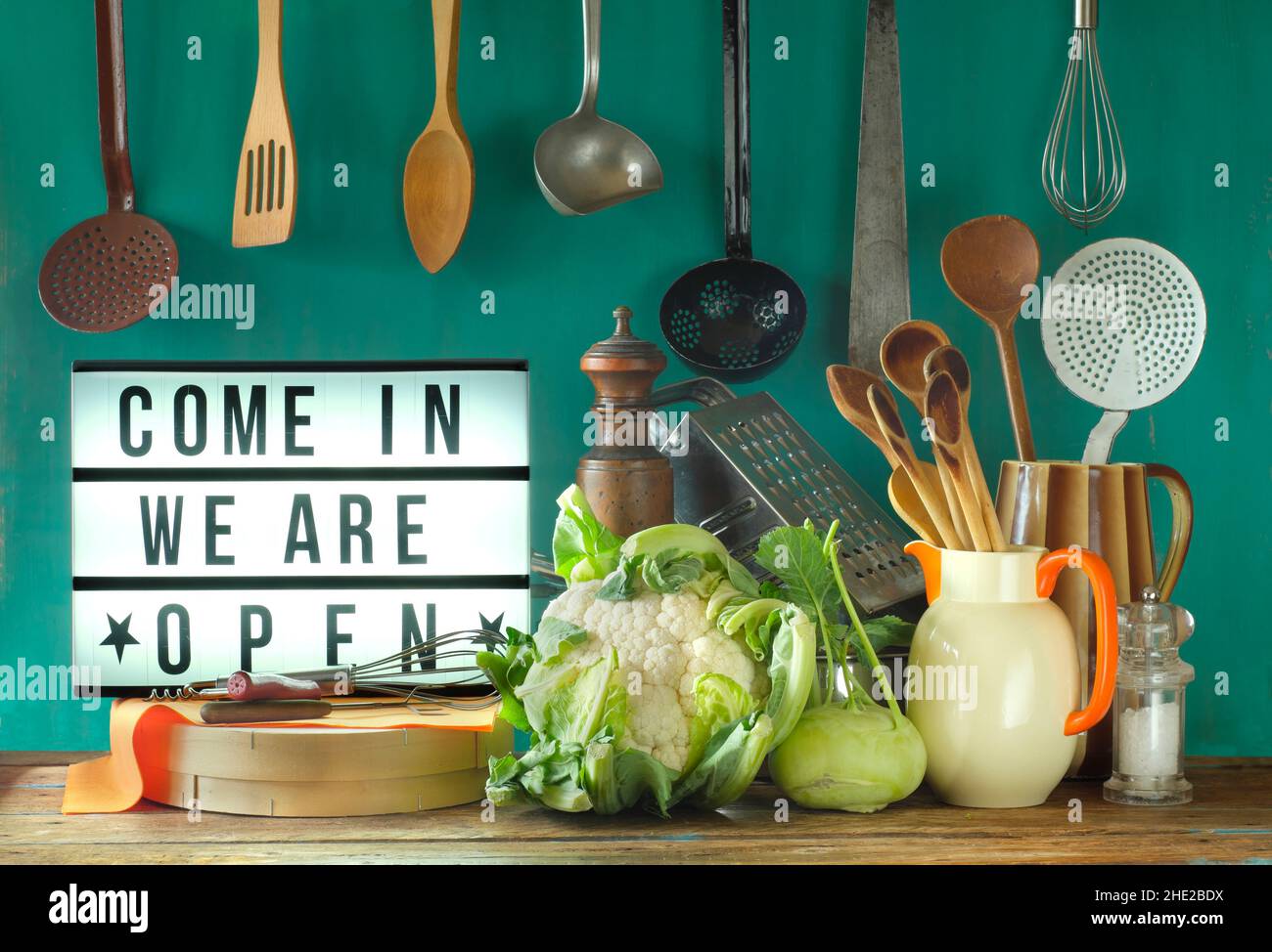 Ristorante open sign con utensili da cucina e verdure, messaggio di riapertura dopo il blocco corona, concetto di gastronomia business. Foto Stock