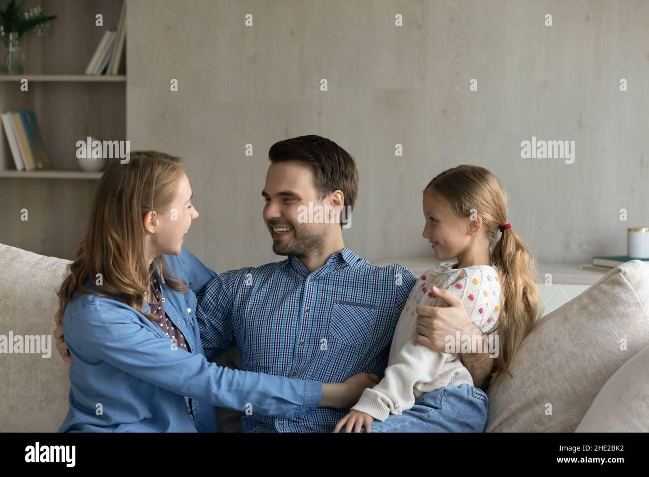Famiglia felice godendo piacevole conversazione a casa. Foto Stock