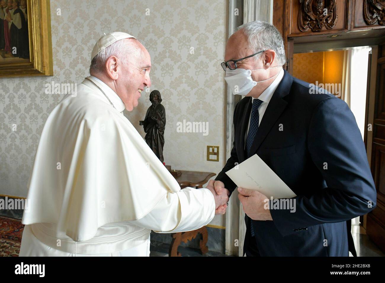 Papa Francesco incontra il Sindaco di Roma Roberto Gualtieri in Vaticano. Gennaio 6, 2021. LIMITATO ALL'USO EDITORIALE - Vatican Media/Spaziani. Foto Stock