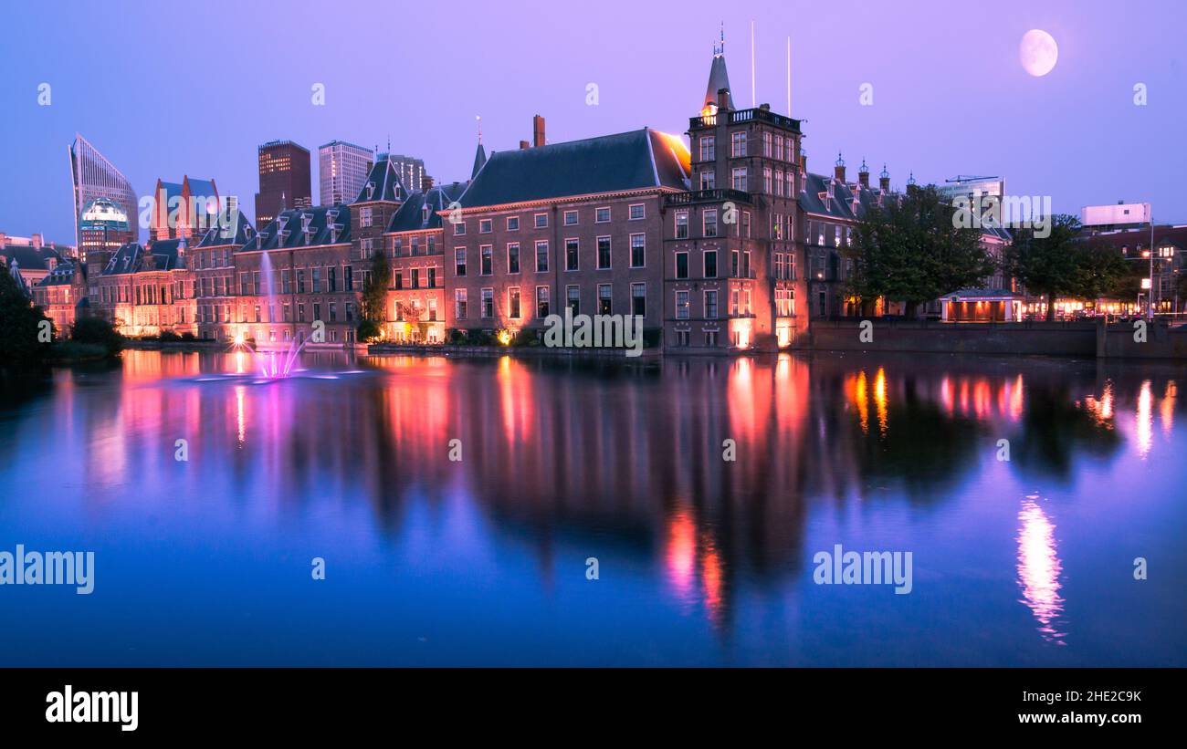 Binnenhof (sede di Generalâ) attraverso lo stagno di Hofvijver a l'Aia, Paesi Bassi Foto Stock