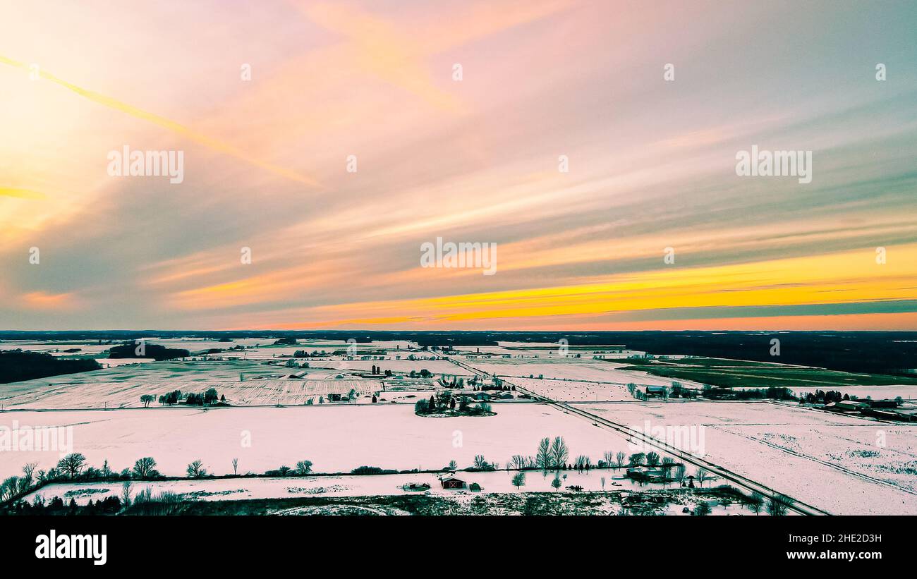 Paesaggio invernale con le nuvole che striolano il cielo Foto Stock
