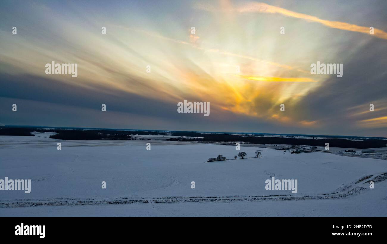 Paesaggio invernale con le nuvole che striolano il cielo Foto Stock