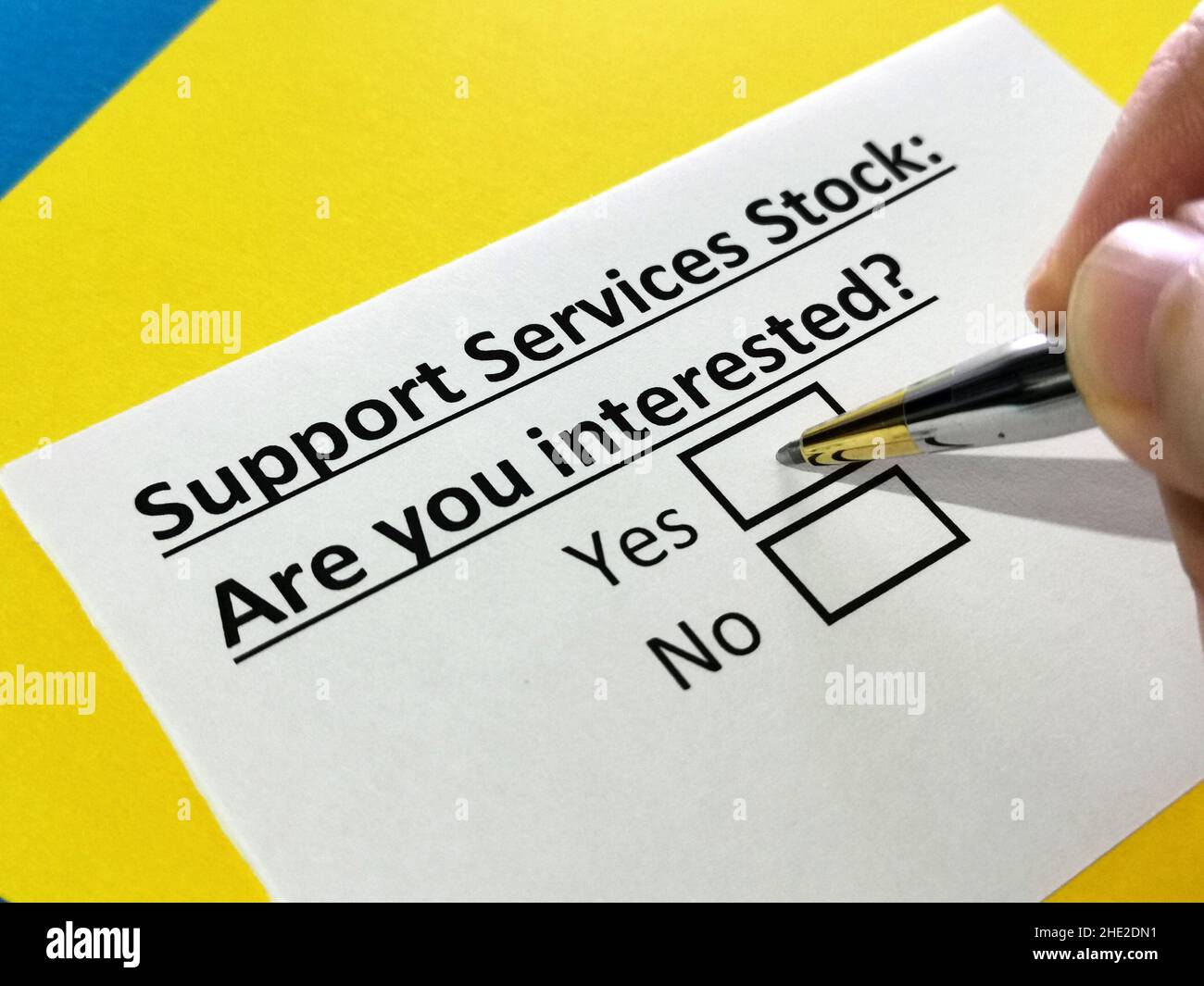 Una persona sta rispondendo alle domande sulle scorte dei servizi di supporto. Foto Stock