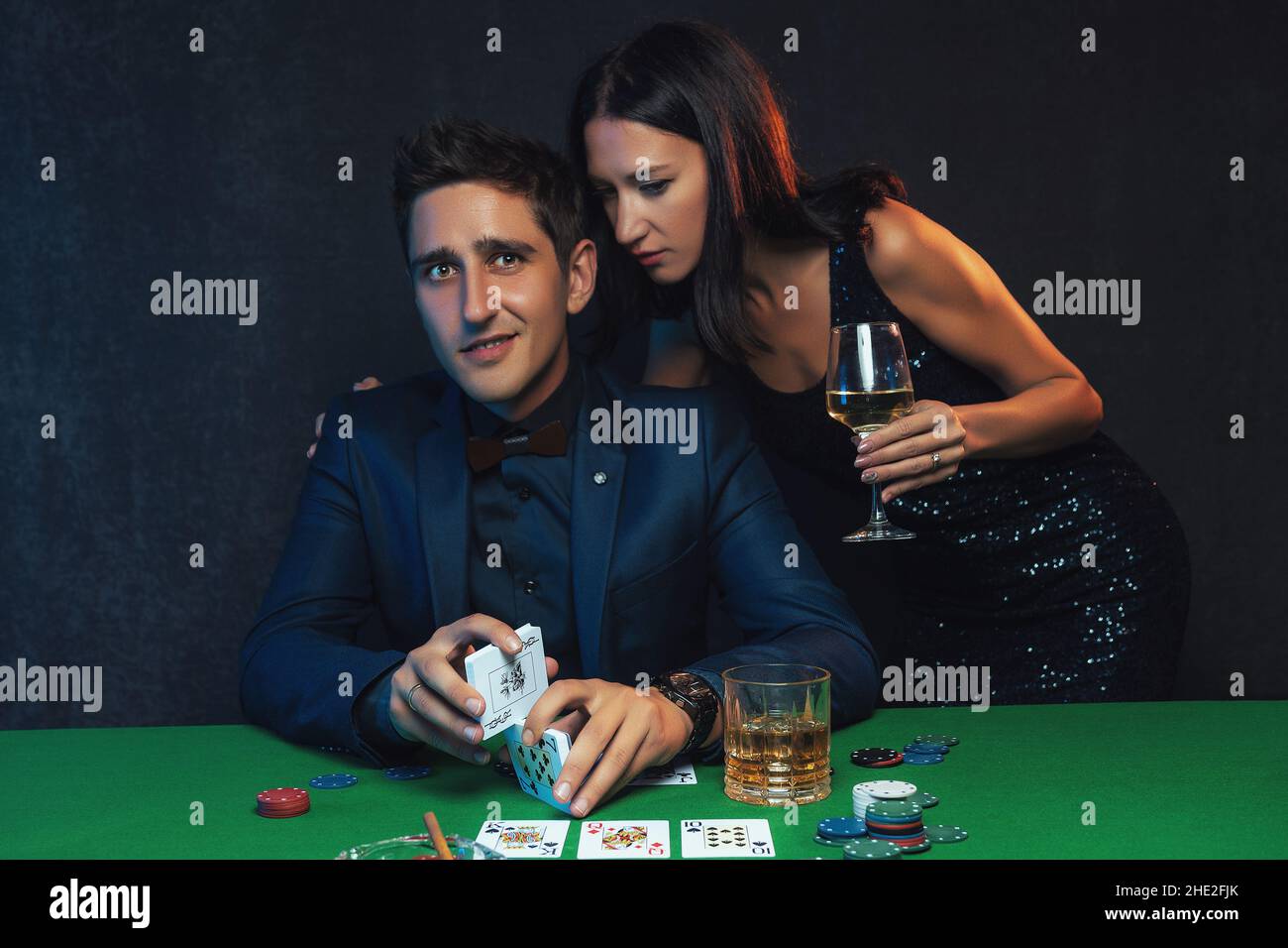 Il giocatore di poker felice mischia le carte di poker nel casinò