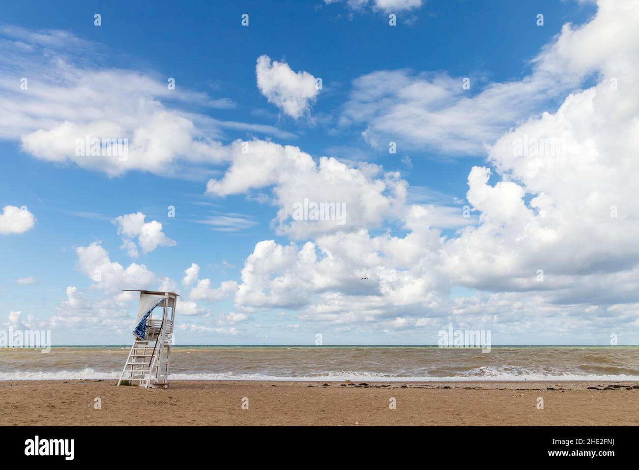 Paesaggio della costa del mare nero, la torre di salvataggio bianca è sotto il cielo nuvoloso. Crimea Foto Stock