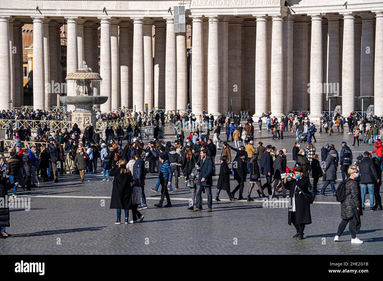 ROMA, ITALIA. 8 gennaio 2022. Una grande folla di persone che passeggiano al sole in Piazza San Pietro in una calda giornata a Roma, in quanto le temperature superano la norma per questo periodo dell'anno e prevedono di raggiungere 14 celsiusRome Credit: amer Ghazzal/Alamy Live News Foto Stock