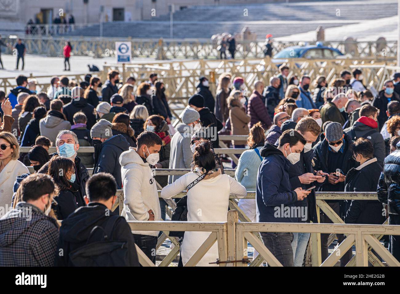 ROMA, ITALIA. 8 gennaio 2022. Le persone che si godono il sole in Piazza San Pietro in una calda giornata a Roma, come le temperature superano la norma per questo periodo dell'anno e prevedono di raggiungere 14 celsiusRome Credit: amer Ghazzal/Alamy Live News Foto Stock