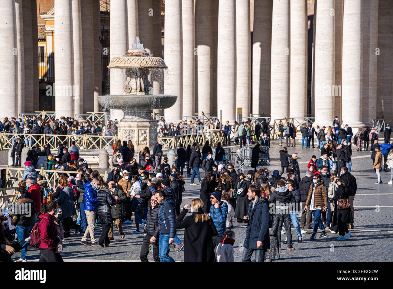 ROMA, ITALIA. 8 gennaio 2022. Le persone che si godono il sole in Piazza San Pietro in una calda giornata a Roma, come le temperature superano la norma per questo periodo dell'anno e prevedono di raggiungere 14 celsiusRome Credit: amer Ghazzal/Alamy Live News Foto Stock