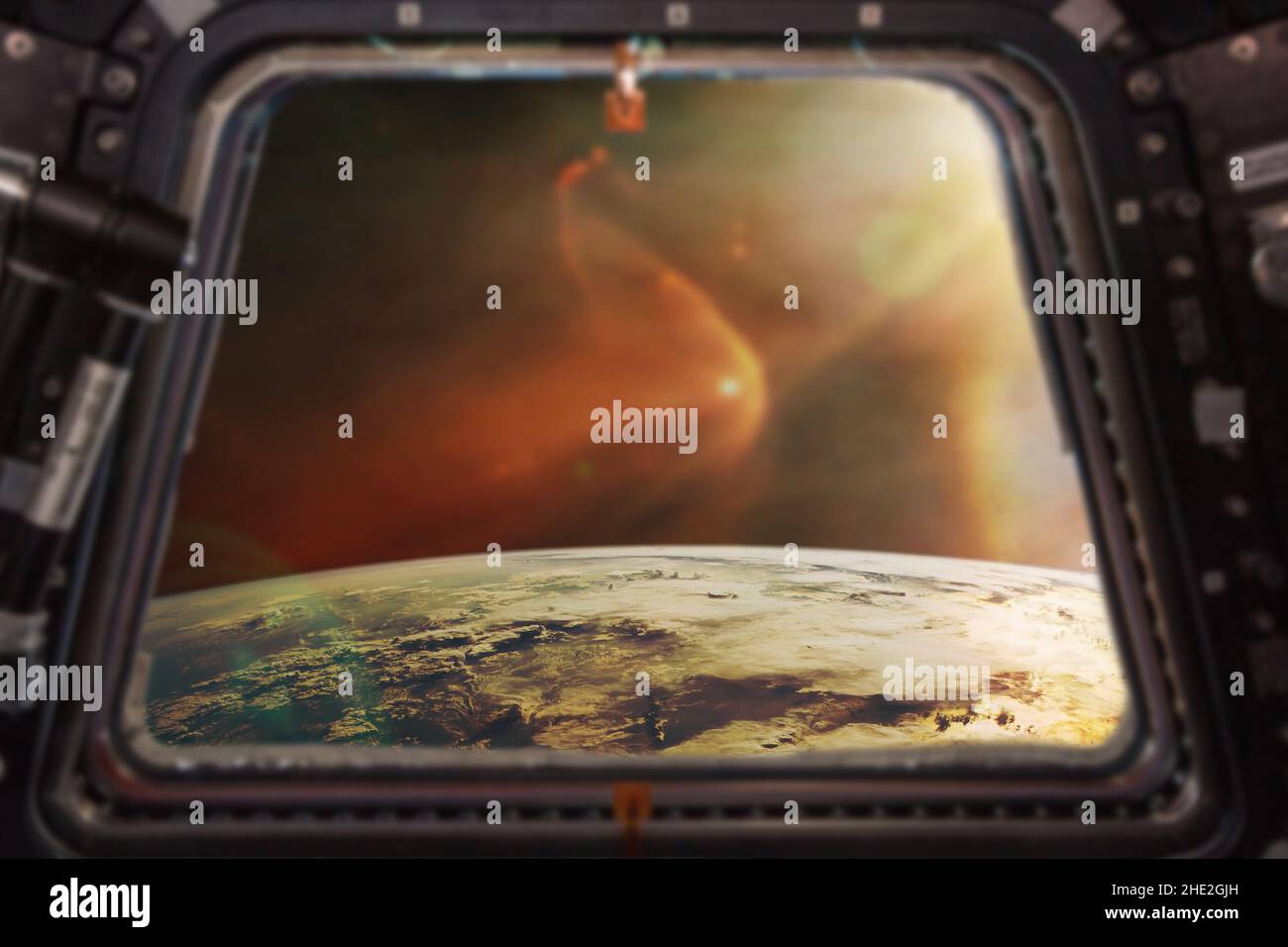 Vista da un oblò di astronave sulla Terra durante il tramonto. Elementi di questa immagine forniti dalla NASA. Messa a fuoco selettiva. Foto Stock