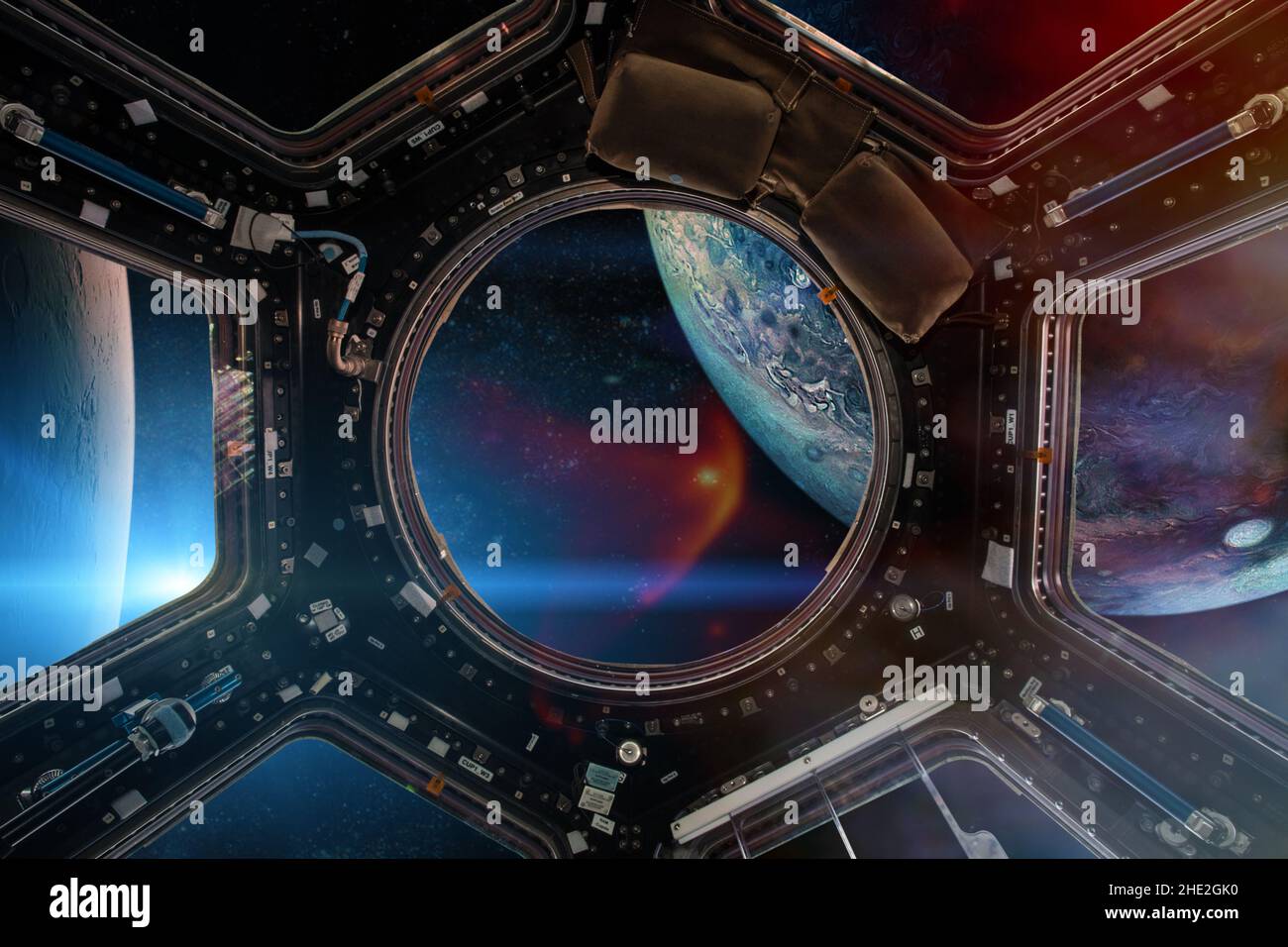 Vista fantastica da un oblò di veicolo spaziale su grandi pianeti alieni. Elementi di questa immagine forniti dalla NASA. Foto Stock