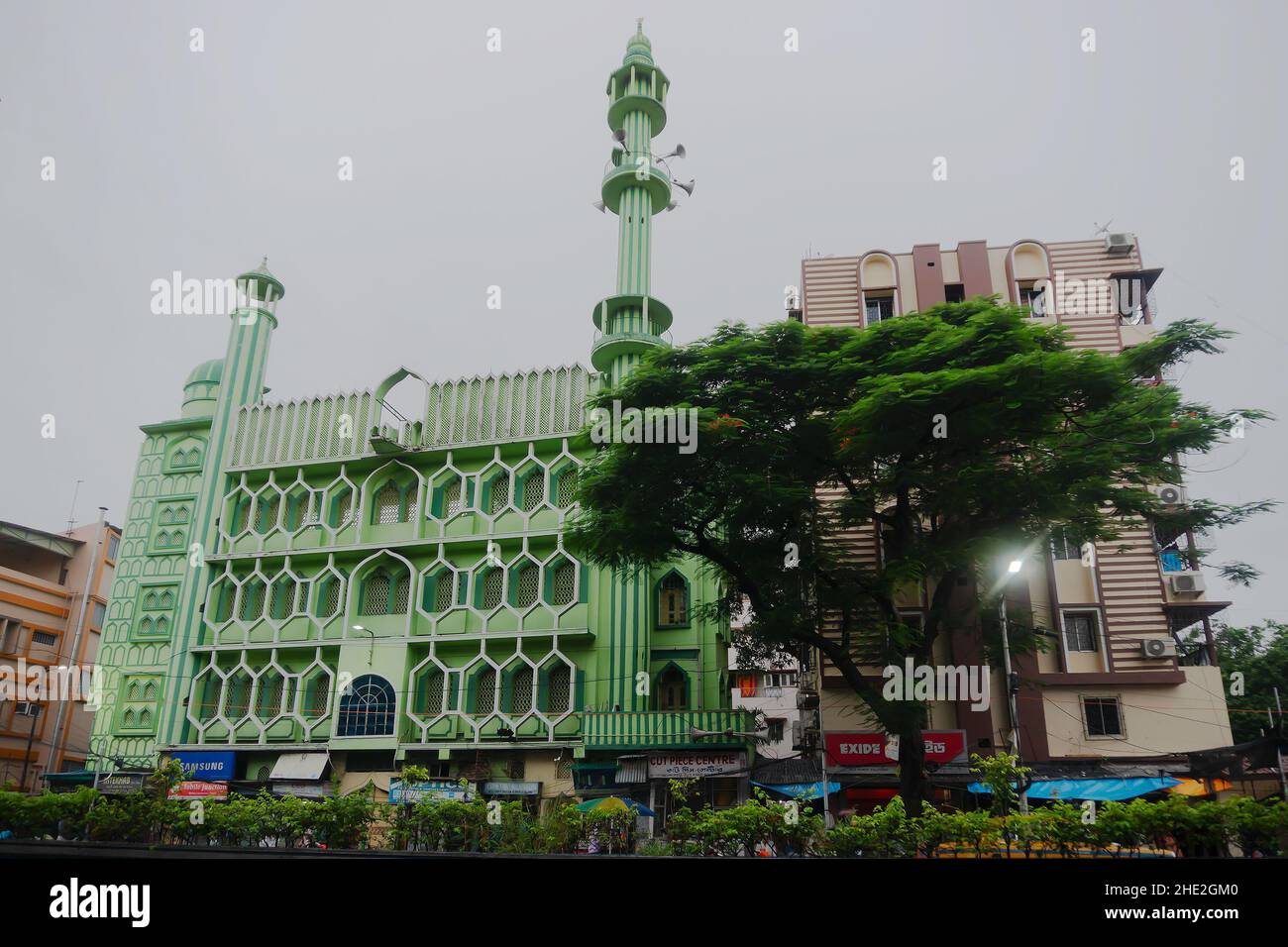 Kolkata, Bengala Occidentale, India - 4th Agosto 2020 : immagine scattata attraverso gocce d'acqua che cadono su vetro bagnato, Masjid - monsone immagine di riserva di Kolkata . Foto Stock