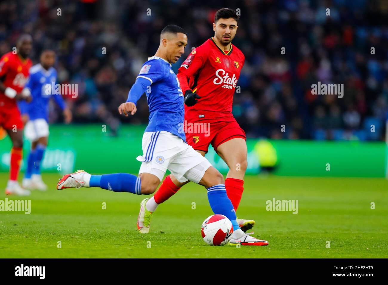 8th gennaio 2022: Re Power Stadium, Leicester, Leicestershire, Inghilterra; fa Cup 3rd round football, Leicester City contro Watford; Youri Tielemans di Leicester City si libera sotto la pressione di Ozan Tufan di Watford Foto Stock