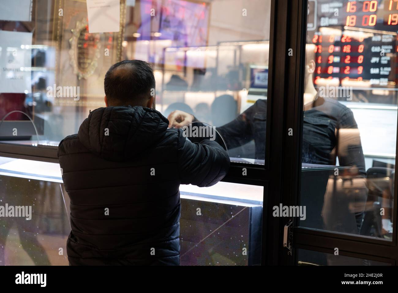 Transazione di cambio presso l'ufficio di cambio. Cambio valuta presso le filiali in Turchia. Foto Stock