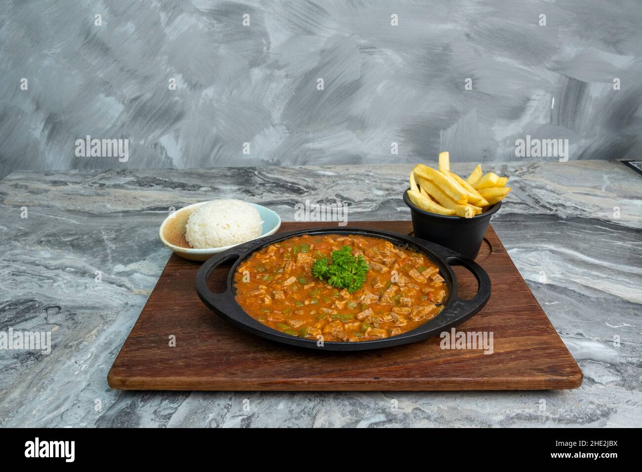 Piatti tradizionali turchi di carne saltata sul piatto da portata Foto Stock