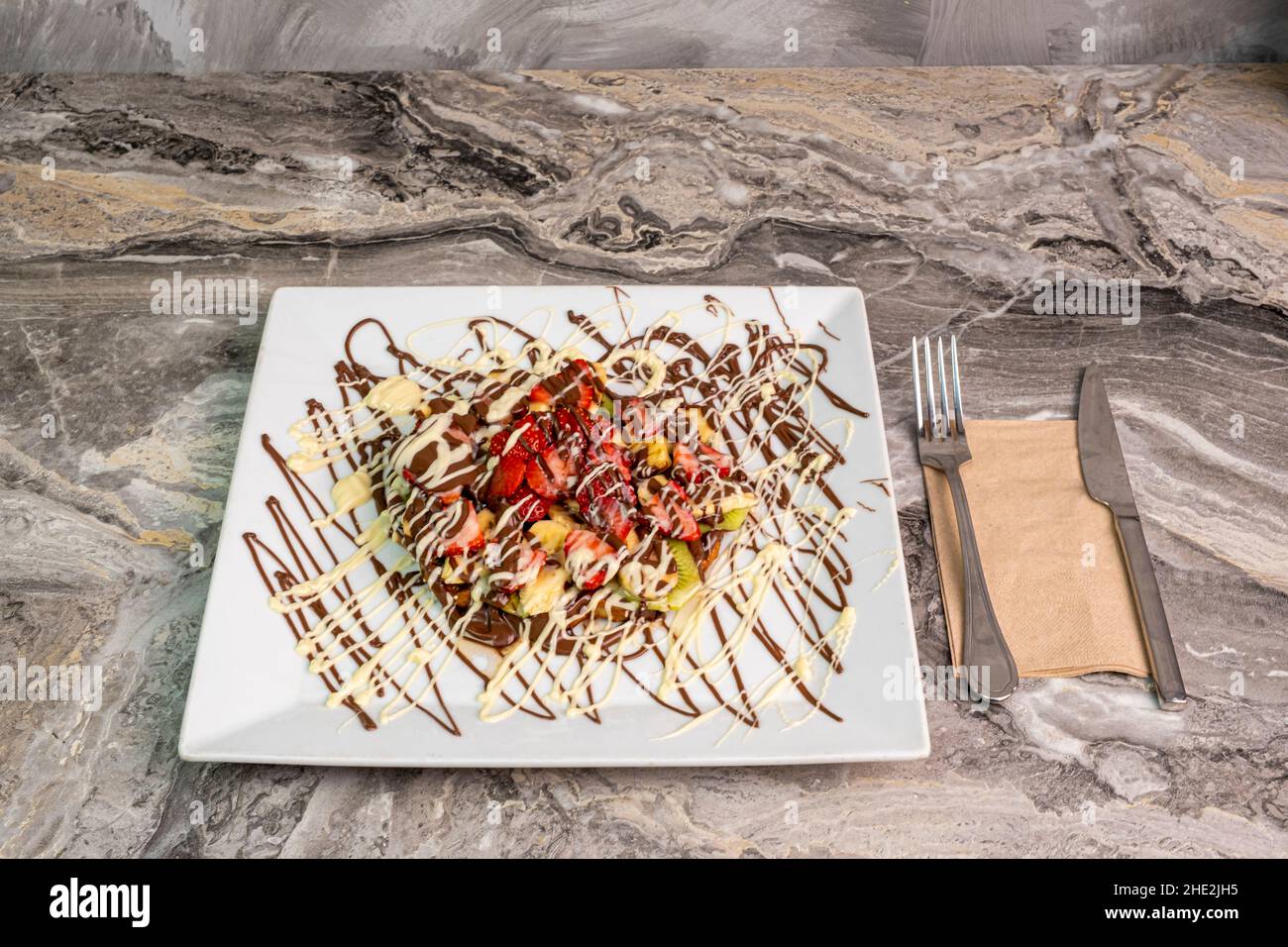 Waffle belgi con fragole, mirtilli e sciroppo Foto Stock