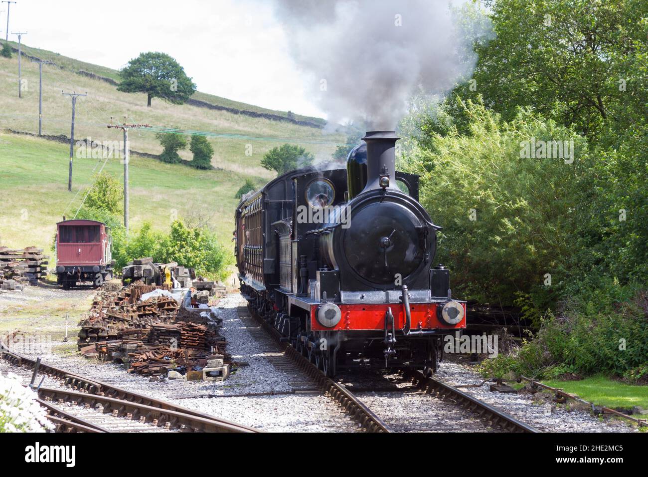Un treno a vapore sulla ferrovia di Keighley e Worth Valley Foto Stock