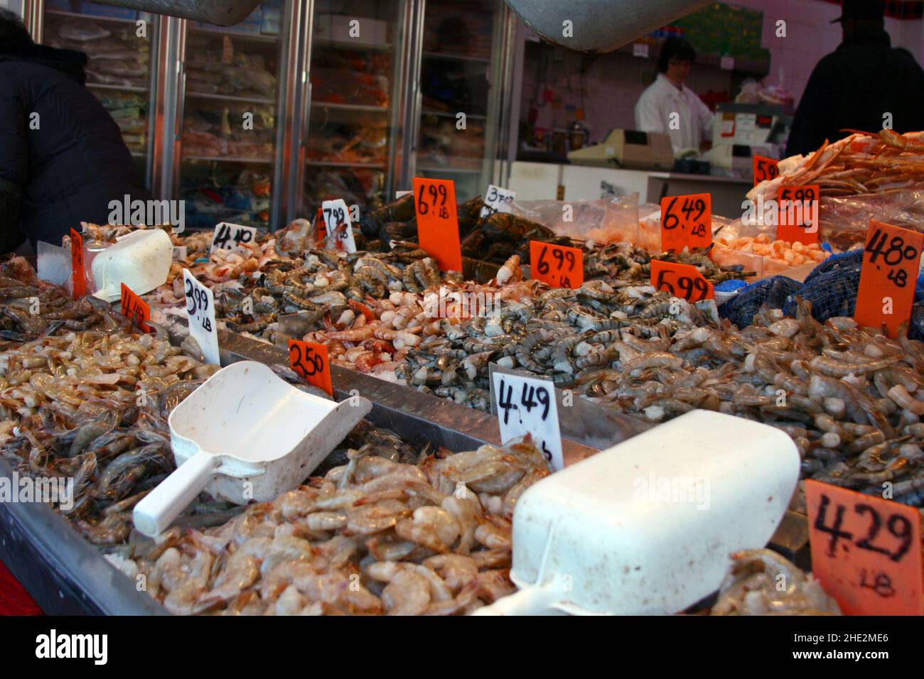 Mercato del pesce con prezzi e scoop sul cibo Foto Stock